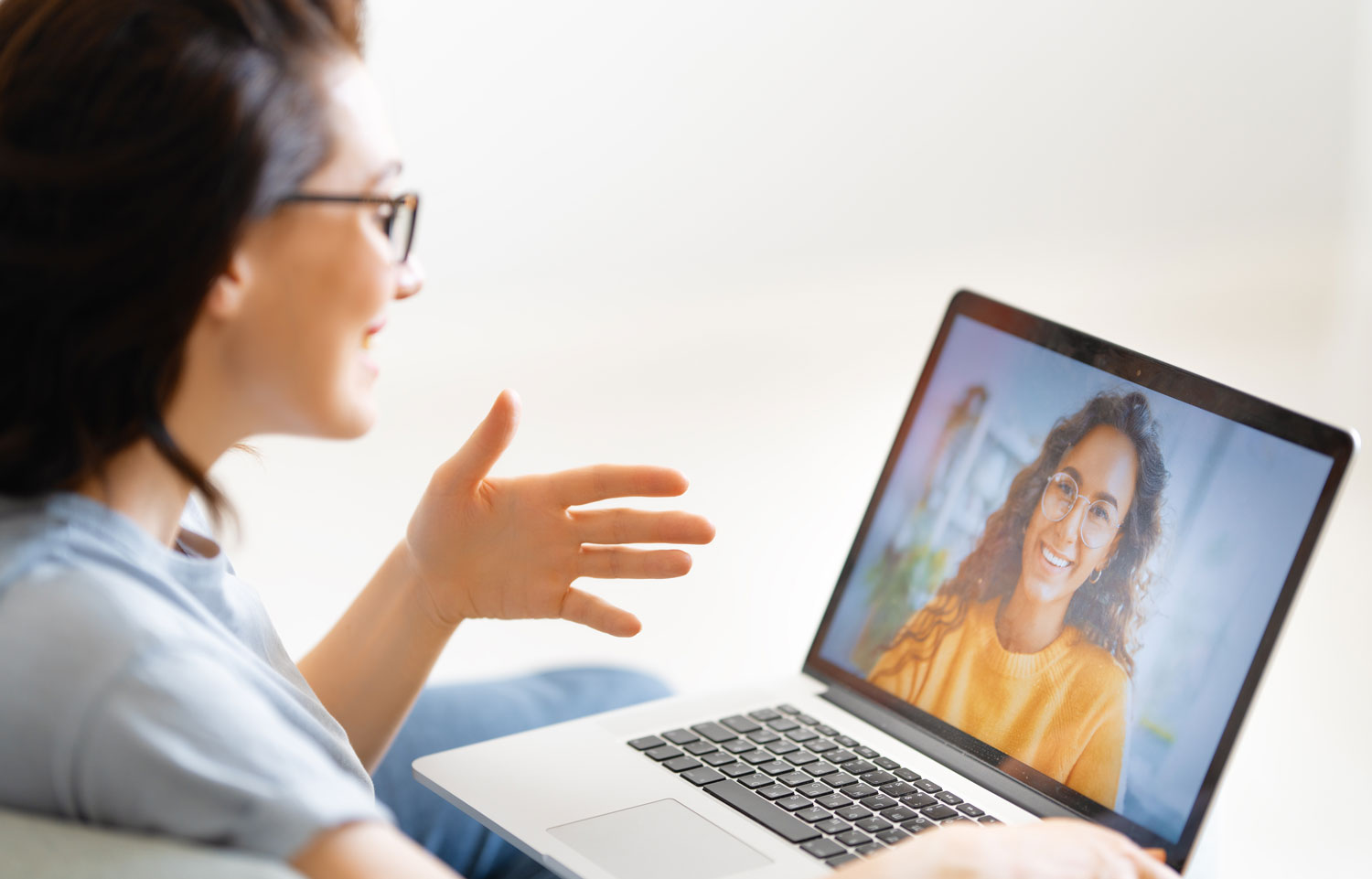 AVGS Coaching online – persönliches Gespräch am Laptop Frau nimmt an einem AVGS-geförderten Online-Coaching per Laptop teil