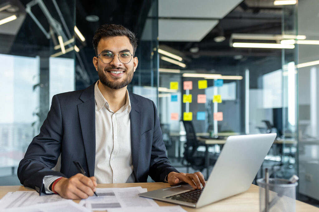 BWL-Grundkurs – Betriebswirtschaft verstehen mit der WBA Person arbeitet am Laptop mit Diagrammen – Einstieg in die Betriebswirtschaftslehre online lernen