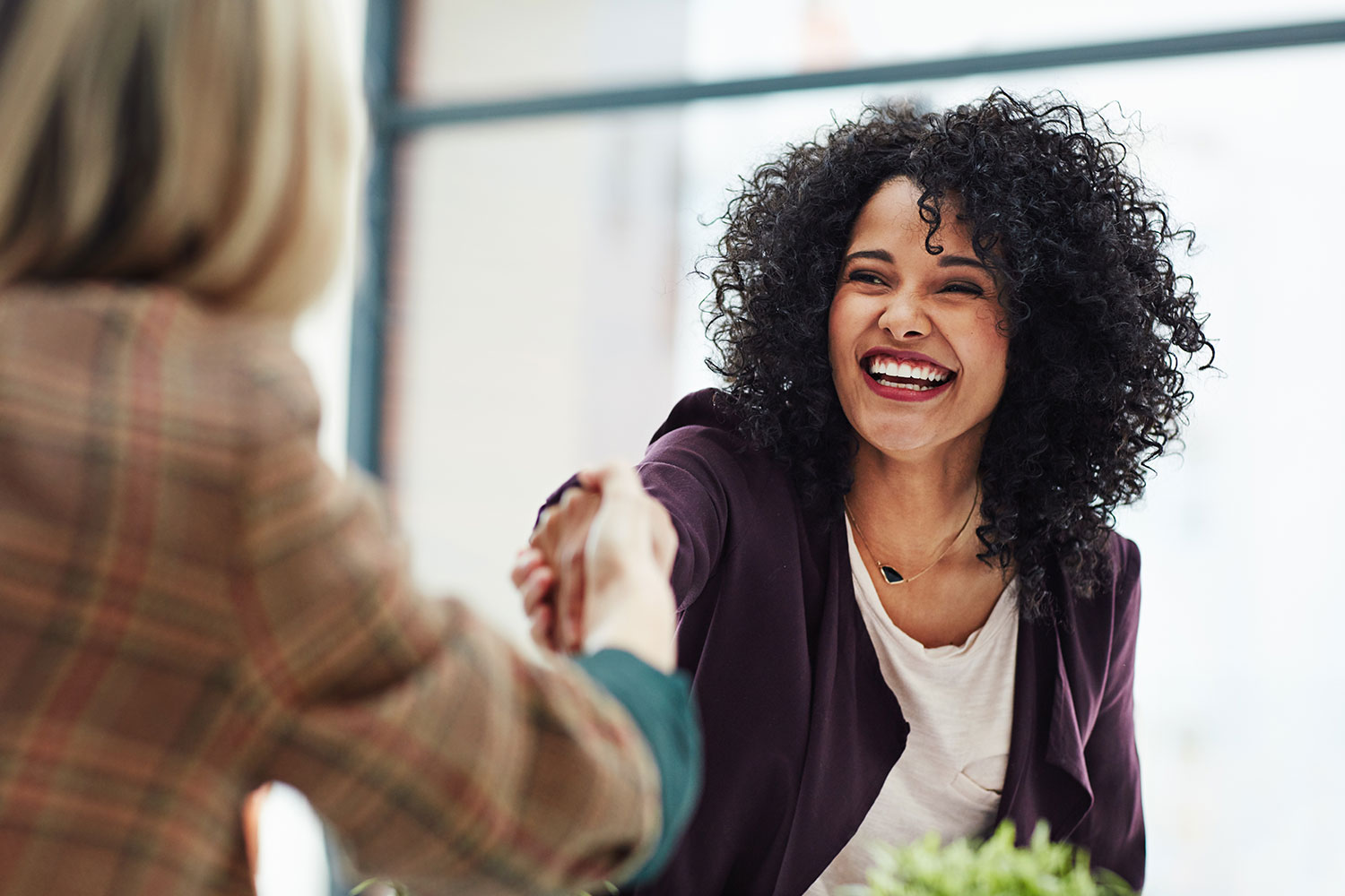 Coaching für Existenzgründer – persönlich, unterstützend und professionell Lächelnde Frau beim Coaching-Gespräch zur Existenzgründung