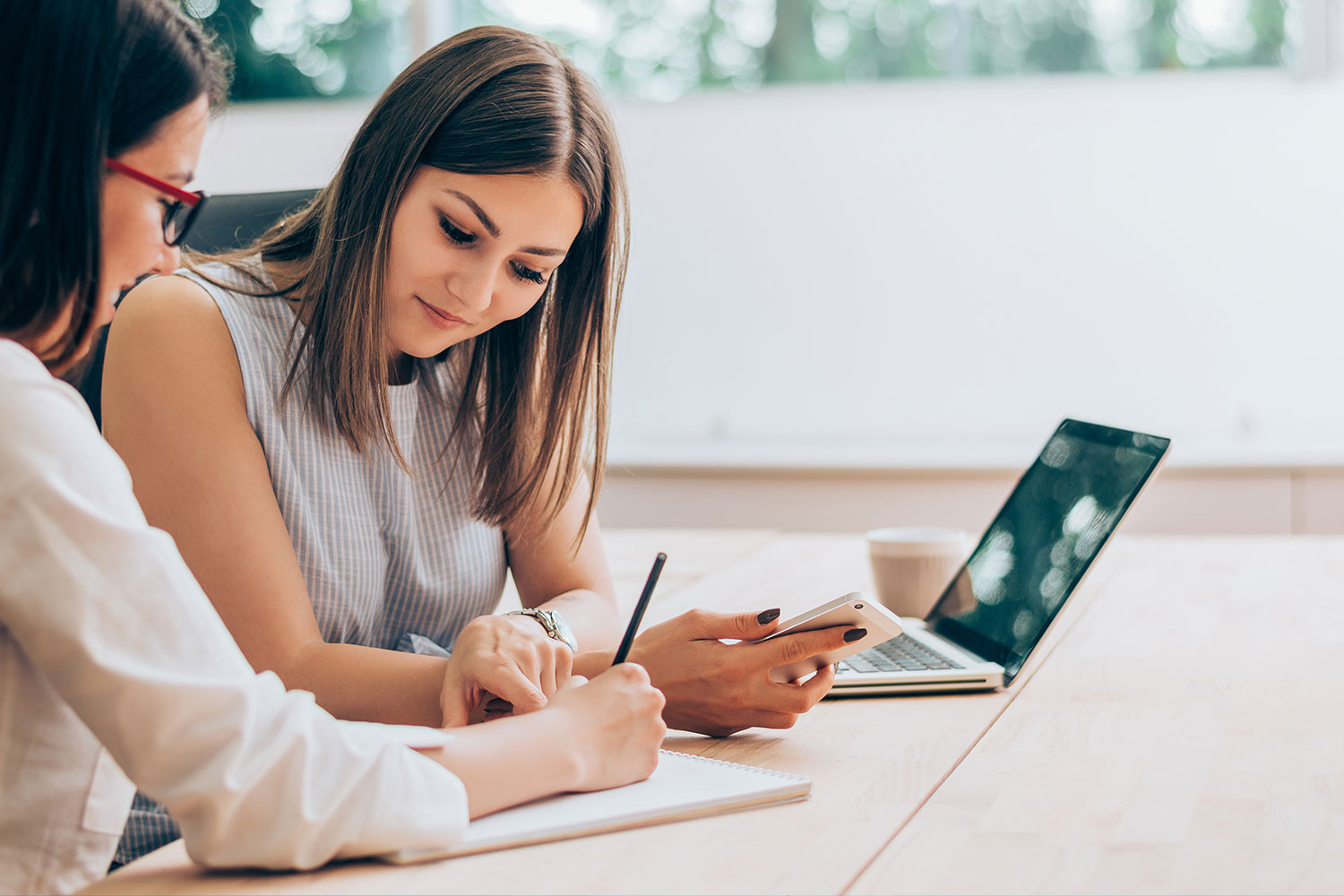 Jetzt ins AVGS-Sozialcoaching starten – individuell, praxisnah, gefördert Teilnehmer:in im AVGS-geförderten Sozialcoaching – individuelle Unterstützung bei beruflicher Neuorientierung und persönlichen Herausforderungen.