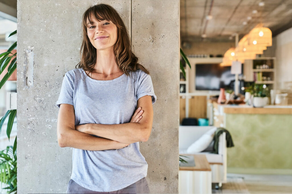 Kreative Person plant Design-Business – Start in die Selbstständigkeit