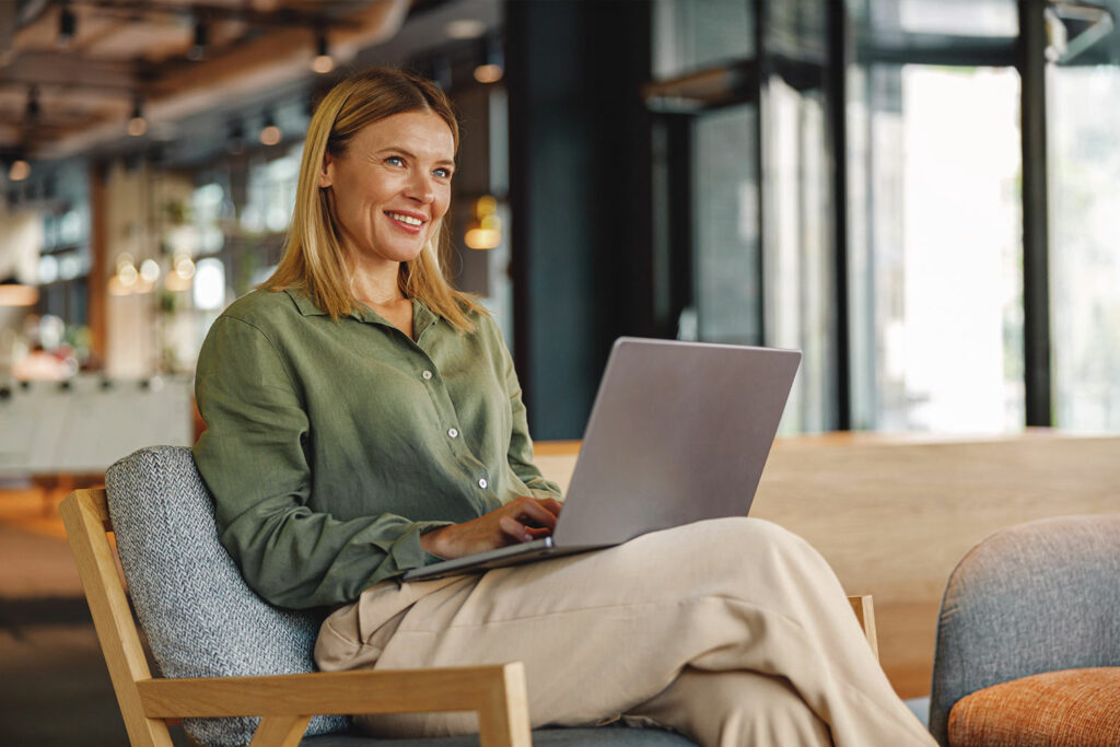 Digitale Kommunikation – Beruflich kommunizieren lernen mit der Weiterbildungsagentur (WBA) Frau kommuniziert digital über Laptop – Onlinekurs Digitale Kommunikation