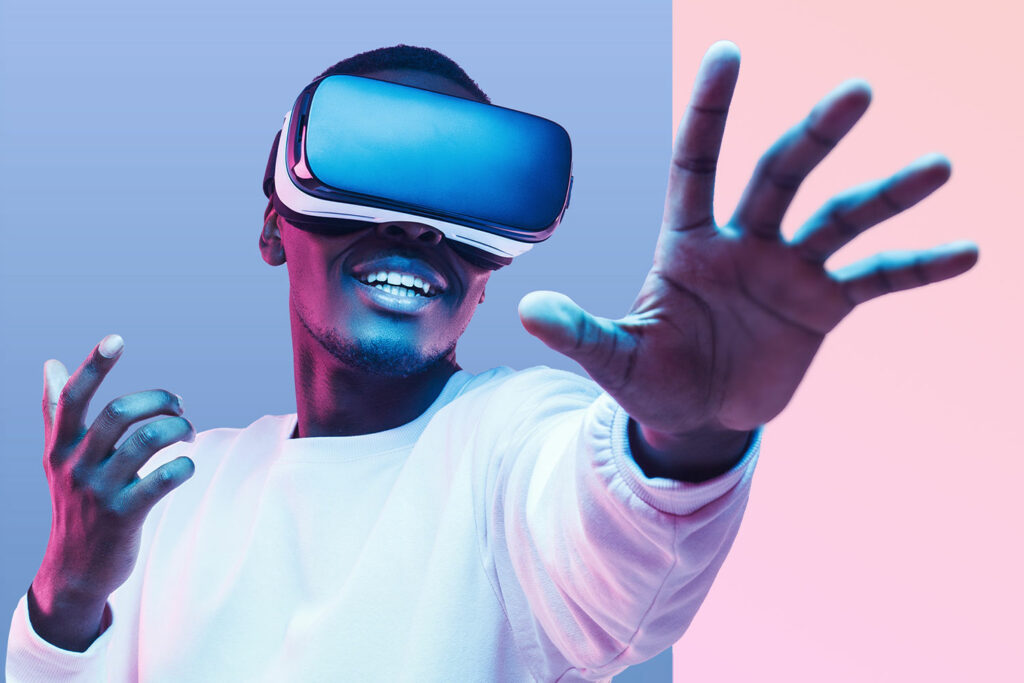 Gamedesign online lernen – Kreative Spieleentwicklung mit der WBA Gamedesign-Student entwirft Spielkonzept auf Laptop mit Skizzen und Game-Elementen über VR