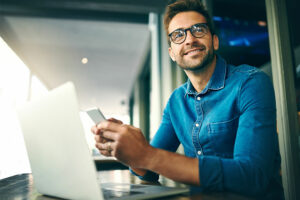 Mann am Notebook als Symbolbild für eine Online-Coaching mit 1:1 Betreuung