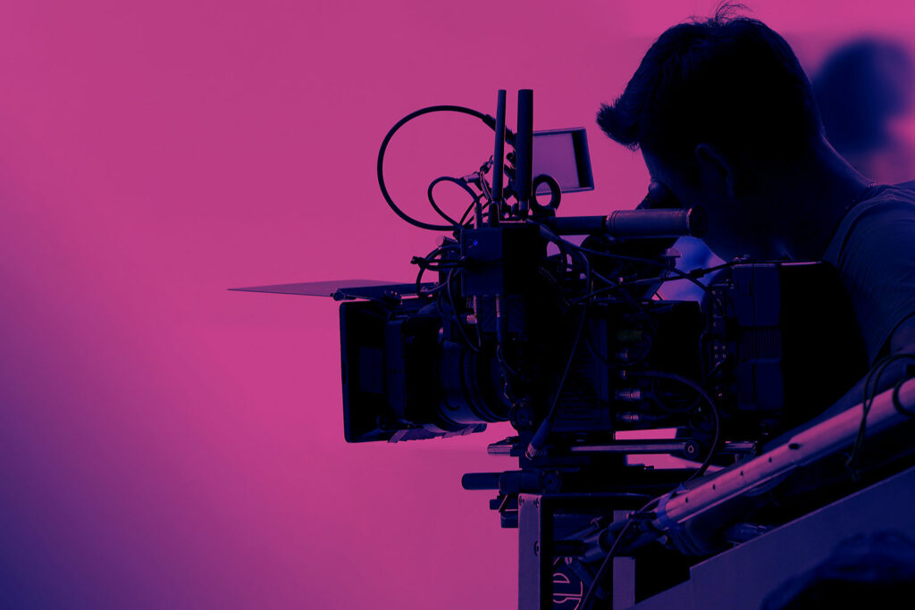 Adobe Premiere Onlinekurs – Videoproduktion & Schnitt professionell lernen mit der WBA Mann mit Kamera bei Videodreh – Videoschnitt mit Adobe Premiere Pro lernen