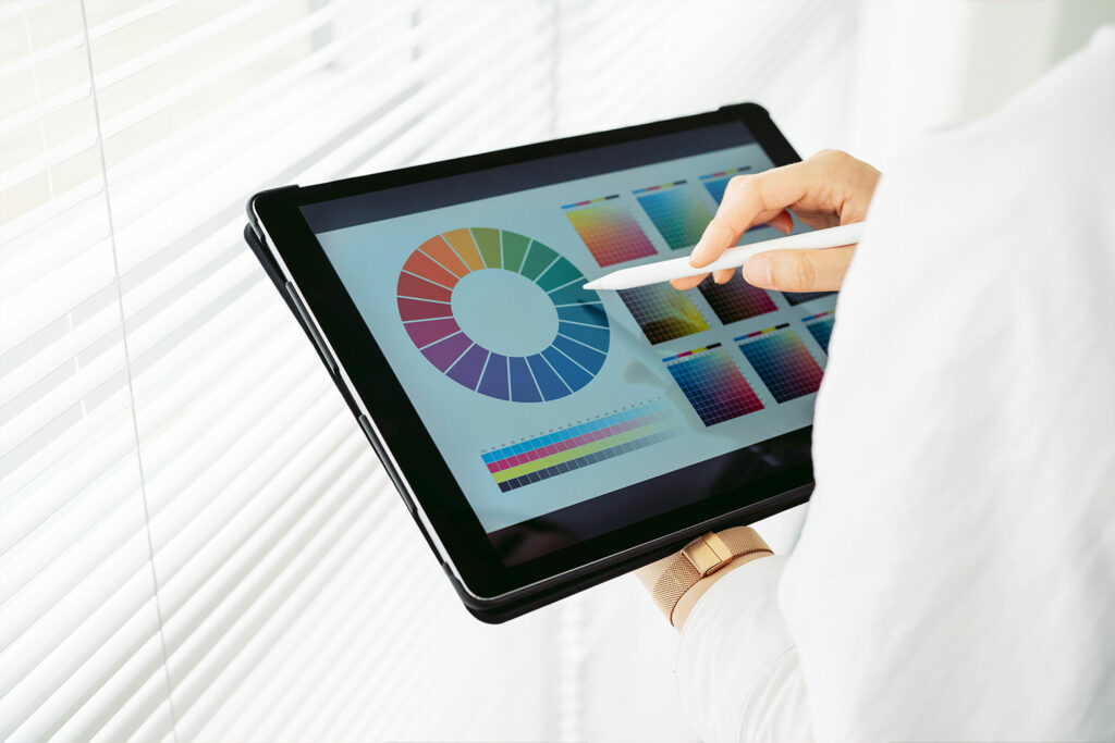 Printproduktion & DTP online lernen – Layout und Druckvorstufe mit der Weiterbildungsagentur (WBA) Grafikdesignerin erstellt druckfertiges Layout am Tablet – professionelle Printproduktion mit DTP