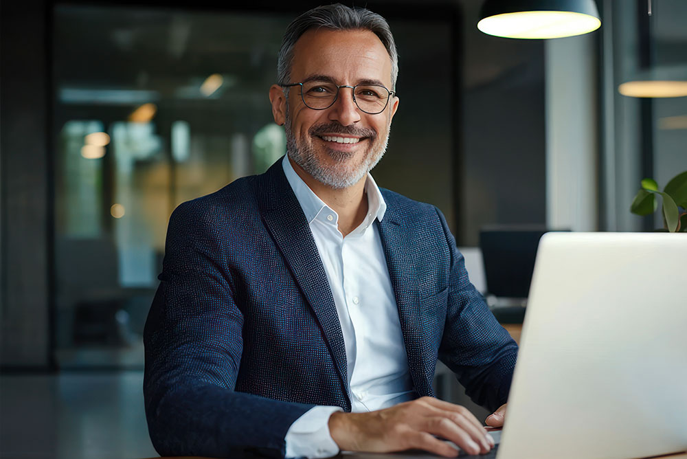 Informationssicherheit für Führungskräfte – Onlineweiterbildung bei der WBA / Weiterbildungsagentur Führungskraft mit Laptop analysiert Sicherheitsdaten – Weiterbildung Informationssicherheit online mit der WBA / Weiterbildungsagentur