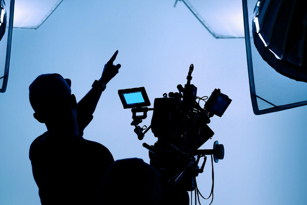 Videoproduktion lernen – mit der Weiterbildungsagentur (WBA) online durchstarten Junger Mann produziert Video mit Kamera – Onlinekurs Videoproduktion