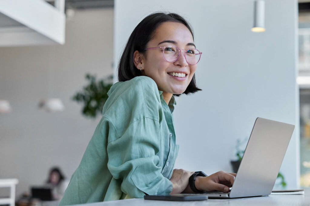 Frau am Laptop in staatlich zugelassener Digital-Health-Weiterbildung der WBA / Weiterbildungsagentur