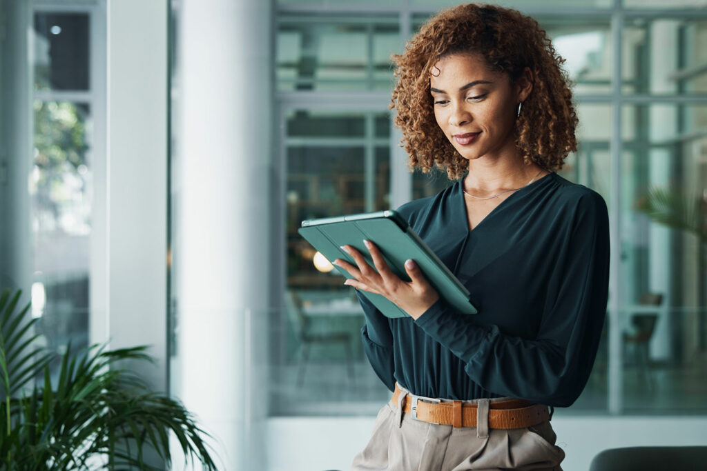 WBA – Weiterbildung Gesundheitswesen digital DiGA Frau mit Tablet in WBA-Weiterbildung zur Digitalisierung im Gesundheitswesen