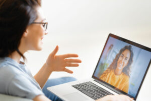 Frau nimmt an einem AVGS-geförderten Online-Coaching per Laptop teil