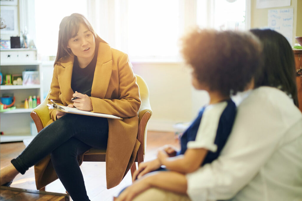Eine Frau im Gespräch als Symbolbild für die Berufsgruppe Erziehungsberatung