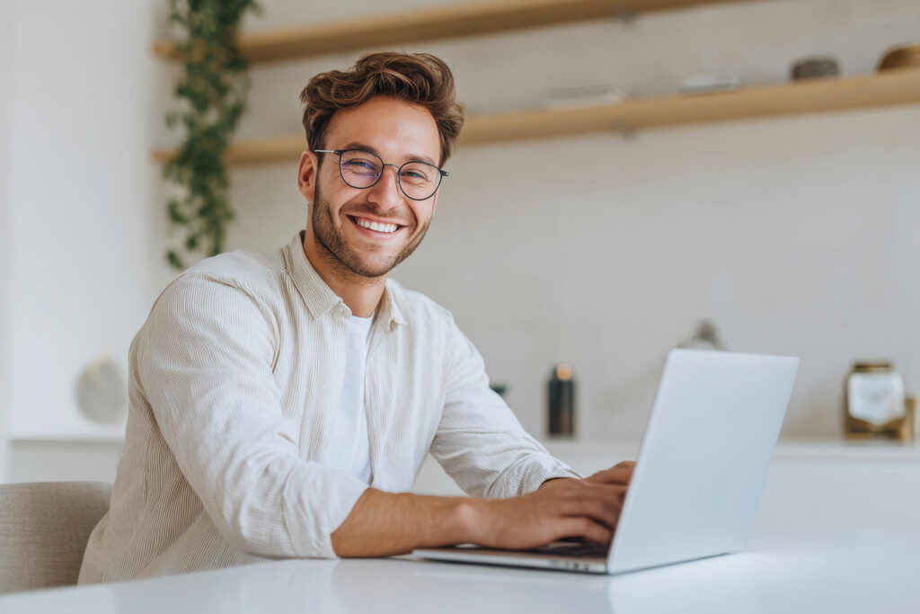 Ein Mann als Symbolbild für die Berufsgruppe Online Marketing