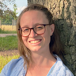 Porträt von Katharina, Dozentin für Burnout-Prävention und Sozialpädagogik mit Schwerpunkt auf Fachkräfte in Kindertagesstätten