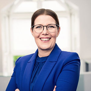 Porträt der Dozentin für Crossmedia Design und visuelle Markenkommunikation an der Weiterbildungsagentur (WBA)
