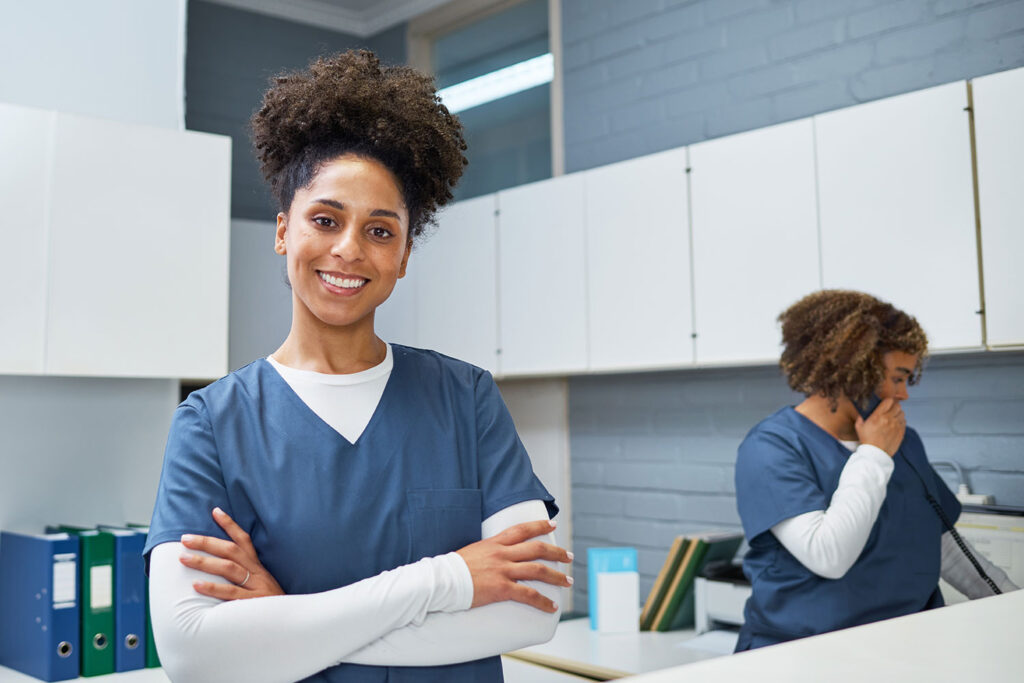 Eine Frau als Symbolbild für die Berufsgruppe Praxisassistent:in