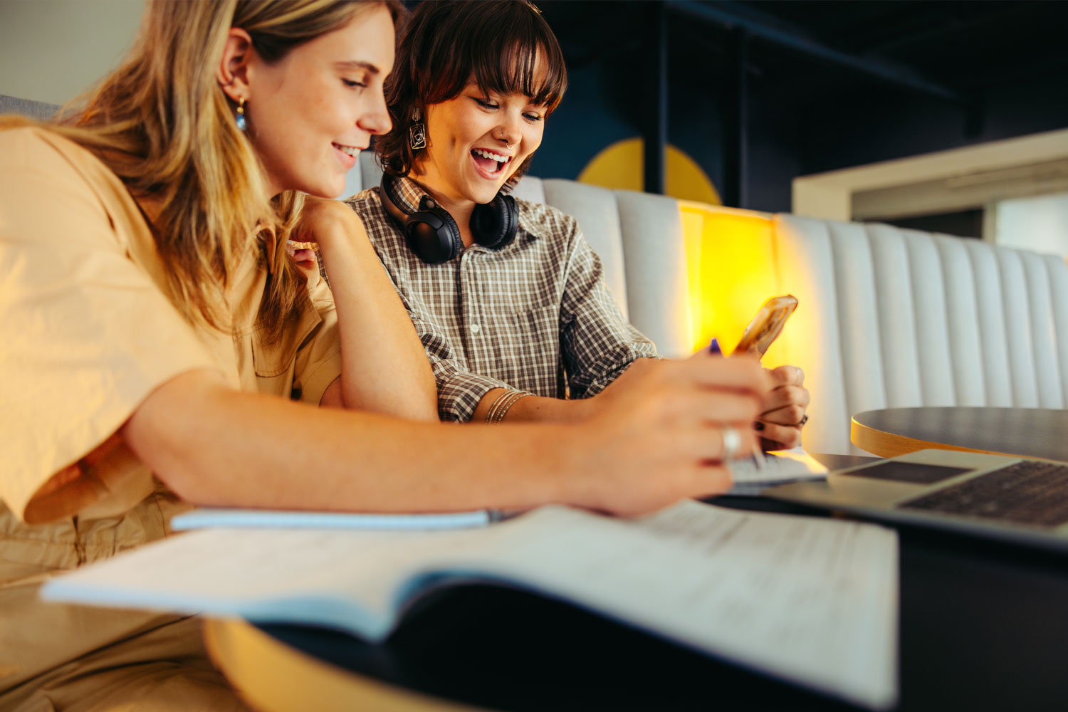 Social Media Content Kurs – Weiterbildung mit Zertifikat an der Weiterbildungsagentur Social Media Weiterbildung Onlinekurs – Content Marketing, Storytelling & Gestaltung für Unternehmen und Creator