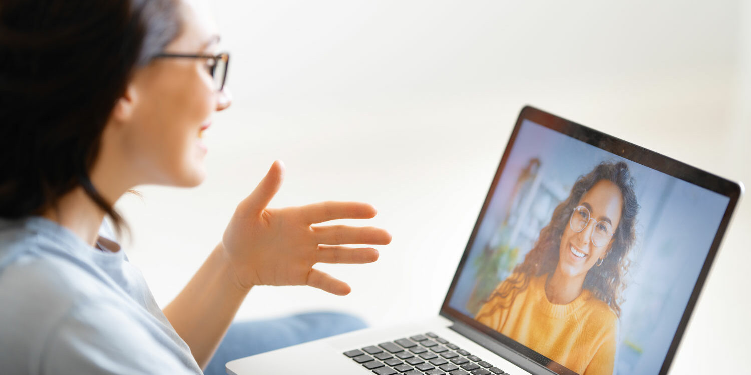 Frau nimmt an einem AVGS-geförderten Online-Coaching per Laptop teil