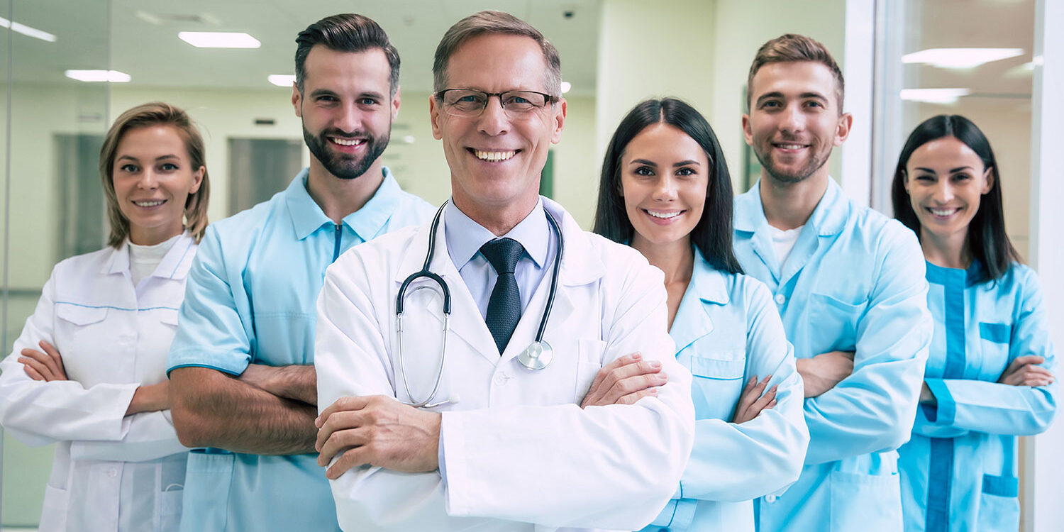 Team einer Arztpraxis, das sich mit Online-Weiterbildungen der Weiterbildungsagentur im Gesundheitswesen fortbildet.